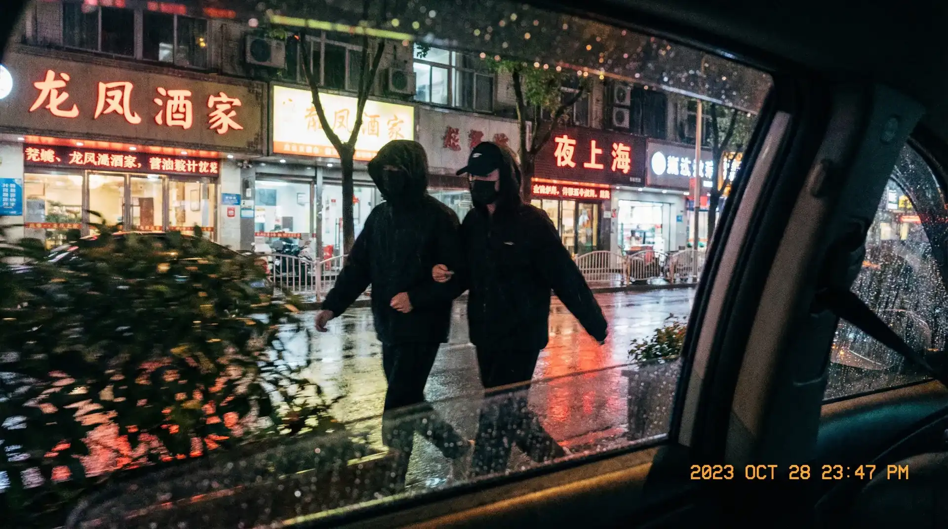 海角论坛 - 顶流明星深夜密会现场抓拍照片